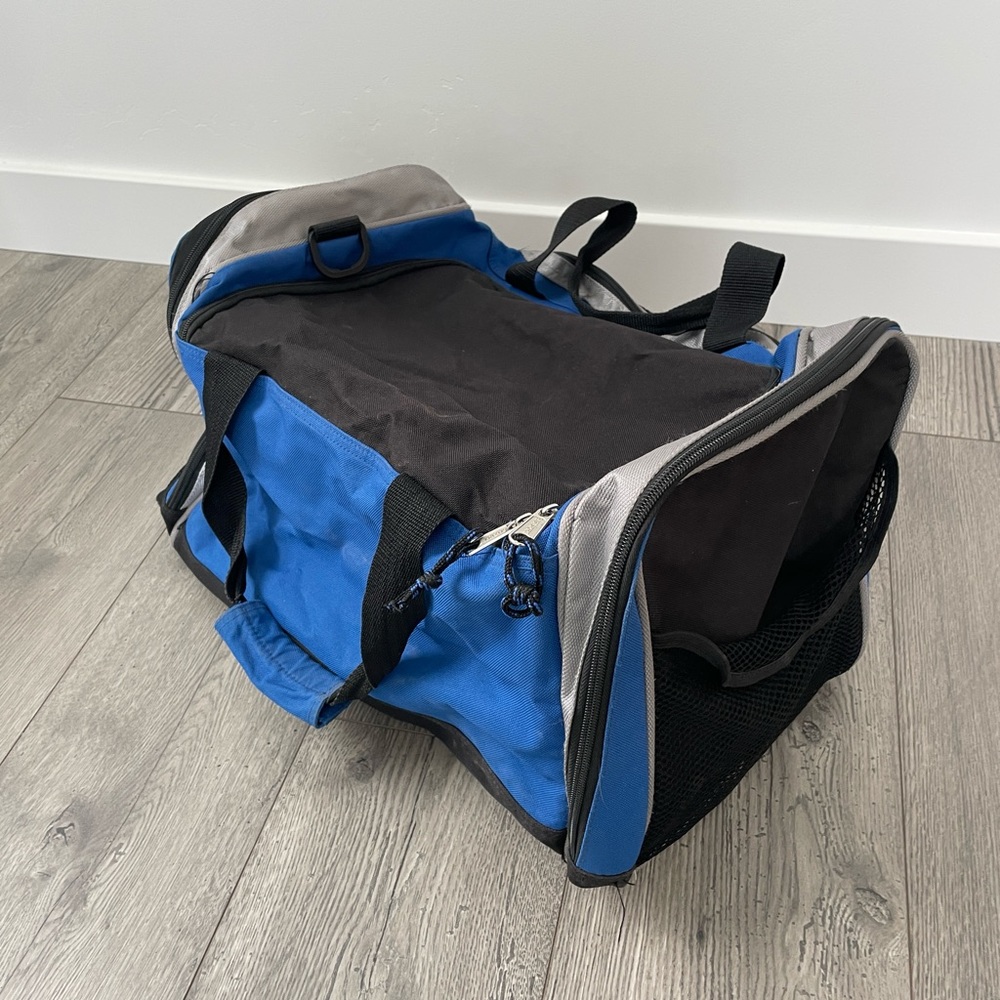 Eastsport blue duffle bag